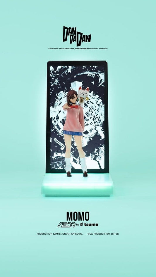 Momo Dandadan trifft auf Neon-Energie.